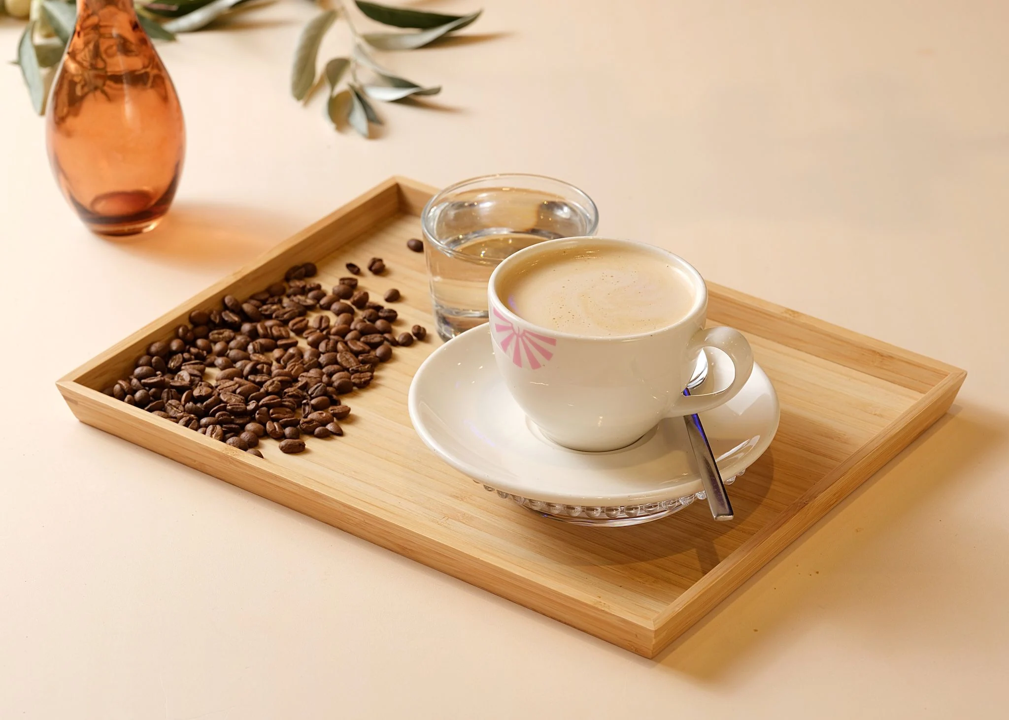 Kahve çekirdeklerinin yanında Why Coffee Flat White