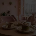 Why Coffee Beylikdüzü şubesinde sunulan San Sebastian Cheesecake, waffle ve özel tatlı çeşitleri