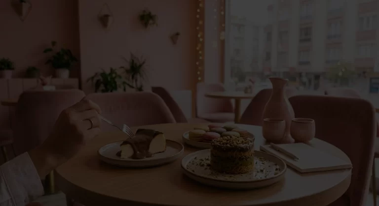 Why Coffee Beylikdüzü şubesinde sunulan San Sebastian Cheesecake, waffle ve özel tatlı çeşitleri